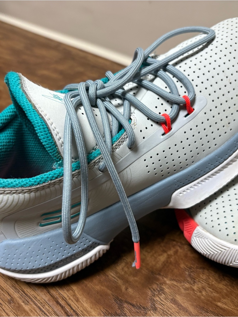 Under Armour aLight Gray and Teal Women's Athletic Sneakers size: 6y